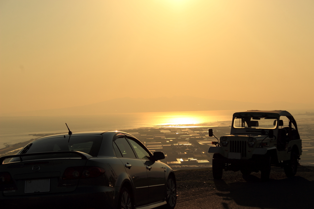 車と夕日
