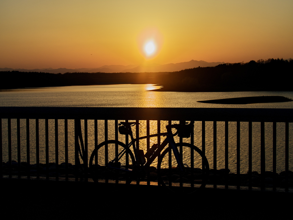 多摩湖にて〜夕陽とロードバイク