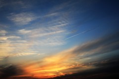 夕焼け雲と飛行機雲…。