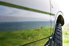 車に海が！