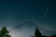 富士と紅葉と流星