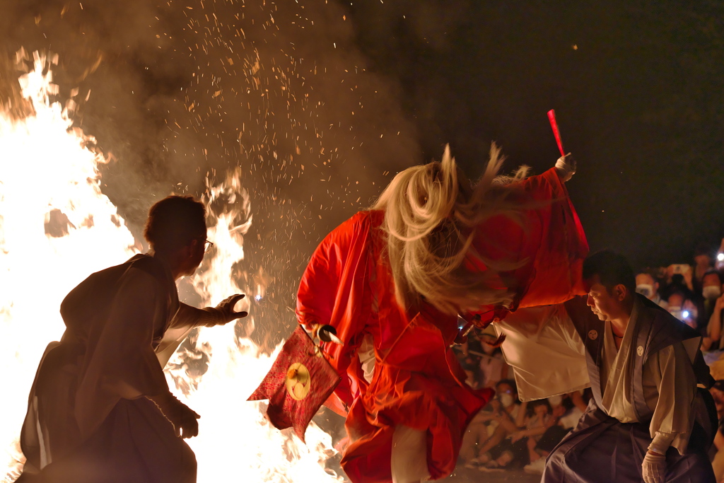 古平町琴平神社例祭　天狗の火渡り　その２