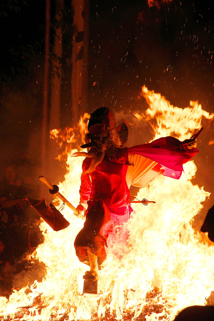 積丹町・美国神社例大祭　火もまた涼し…