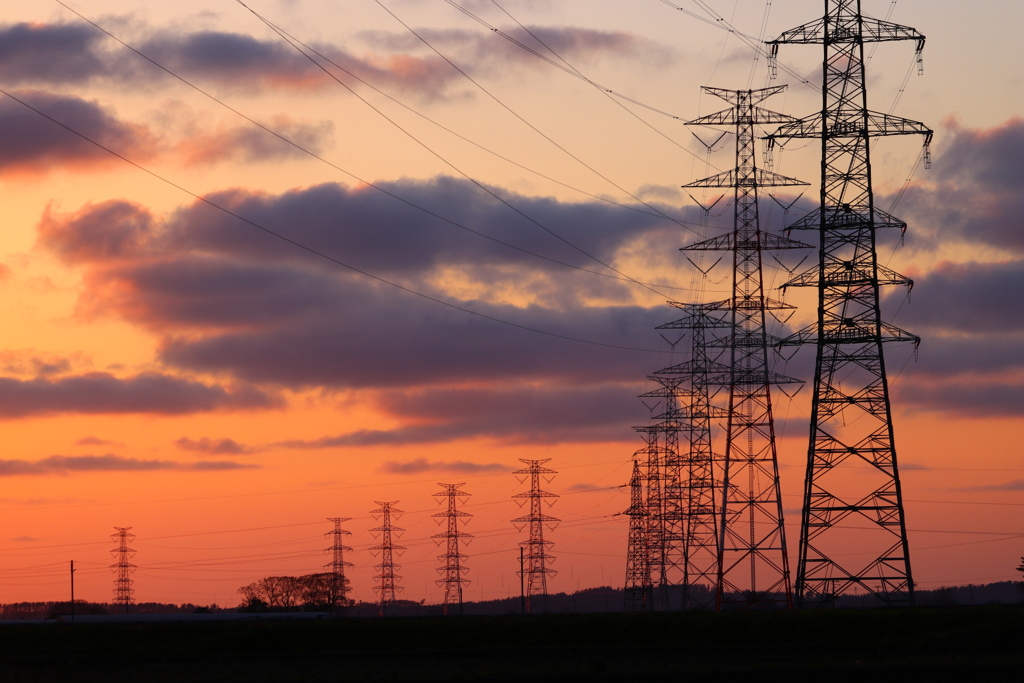 夕焼けの中の鉄塔