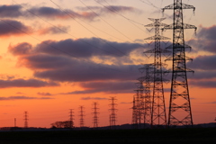 夕焼けの中の鉄塔