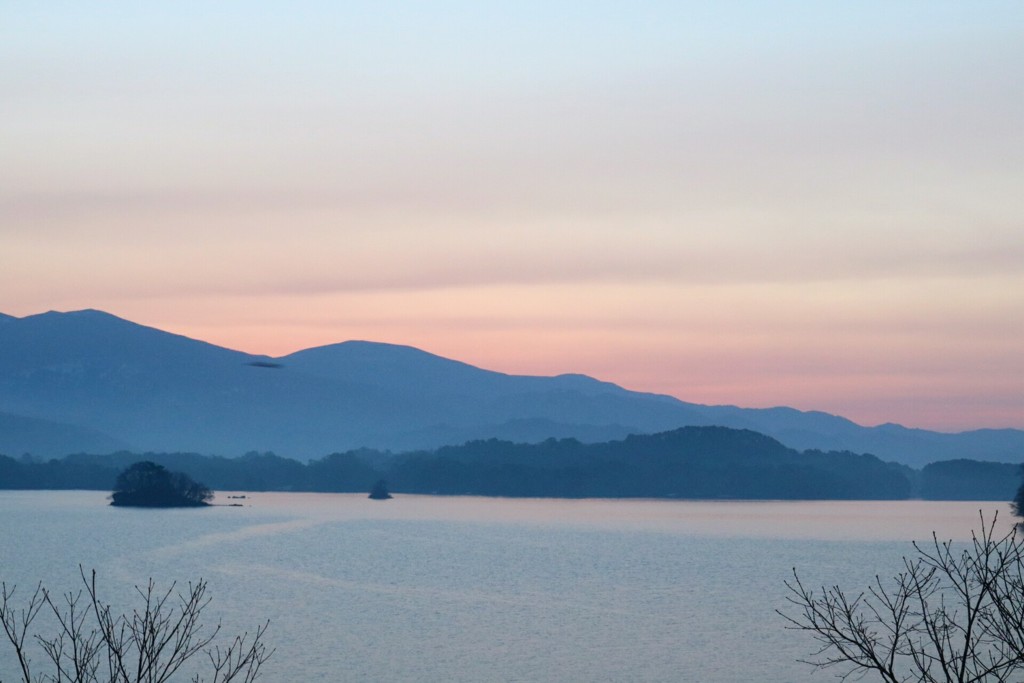 夜明けの檜原湖