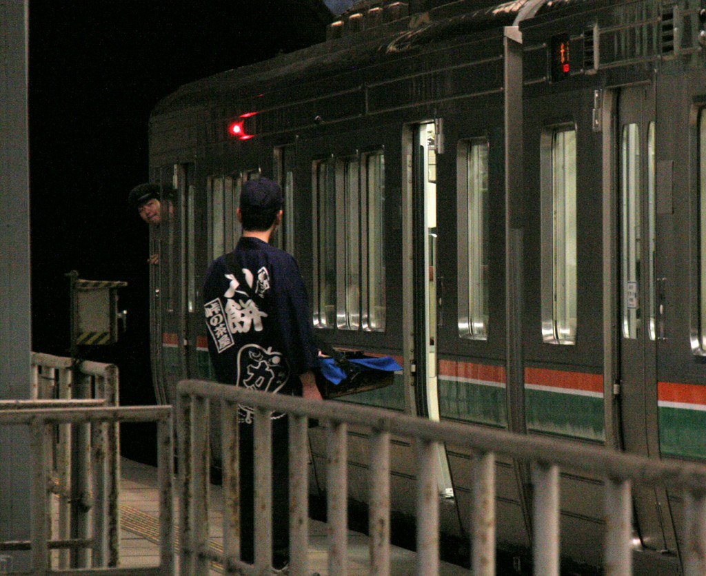 峠駅　力餅売り子