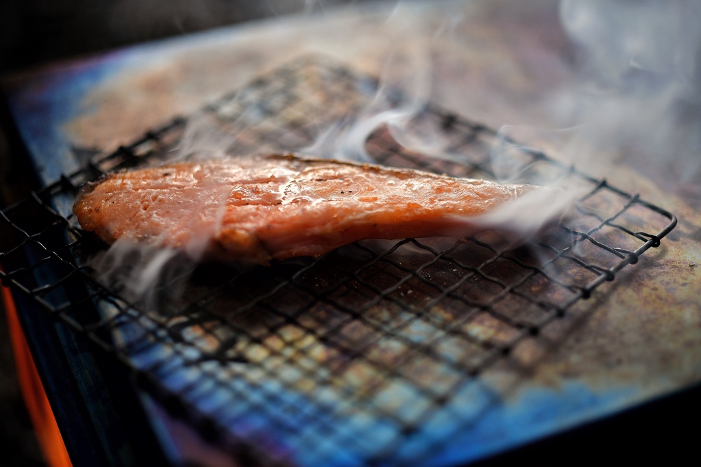 シャケを焼く