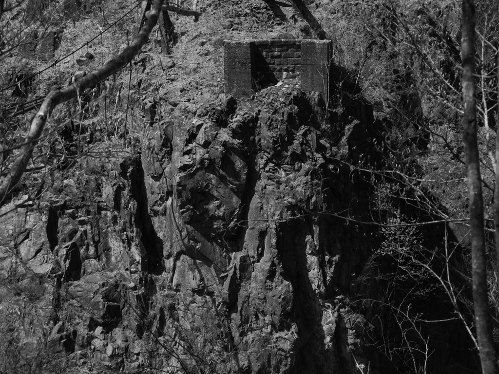 崖に建つ