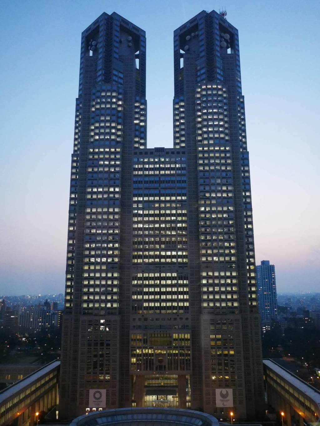 夕暮れの都庁