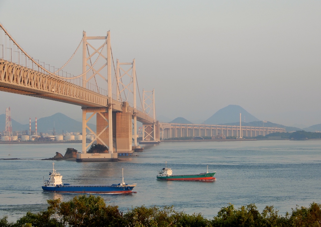 瀬戸大橋と船