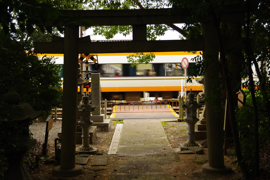 神社の踏切