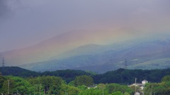 虹色に染まる山
