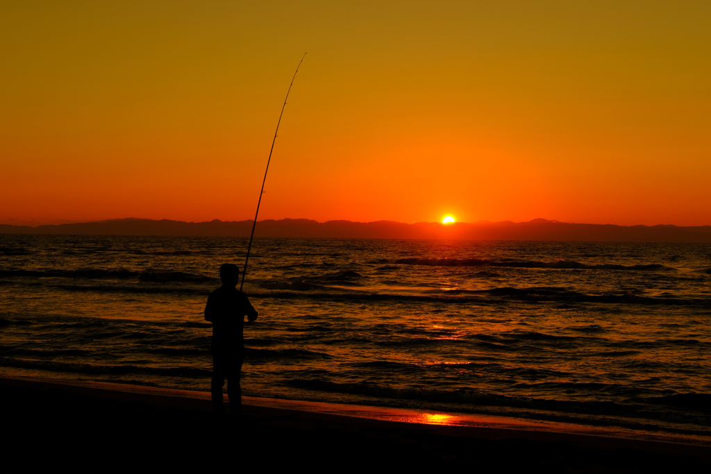 夕焼けと釣り人