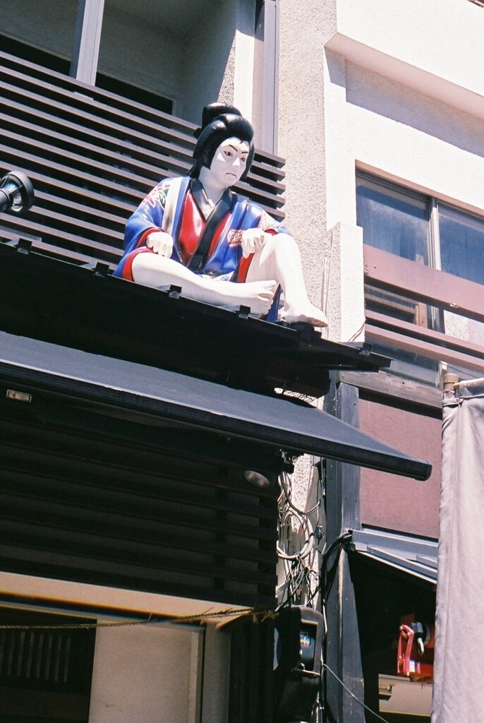 屋根の上の歌舞伎役者