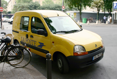 パリの郵便車