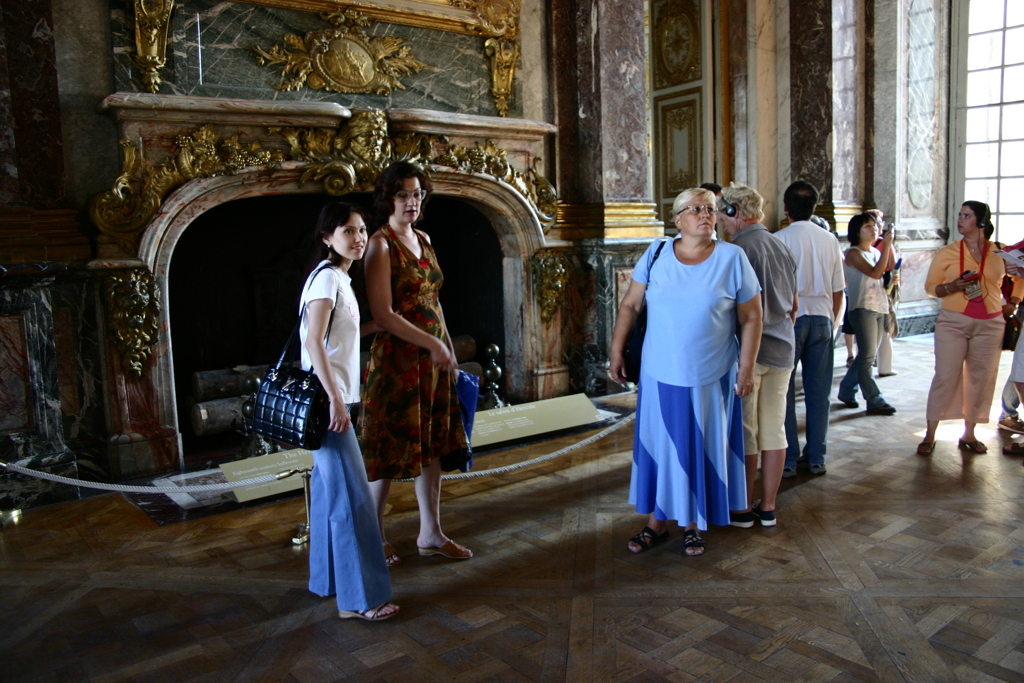 宮殿の絵画を眺める人々
