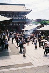 浅草寺本堂からの境内