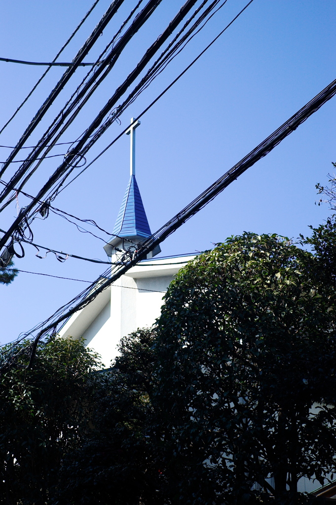 麻布霞町教会と電線