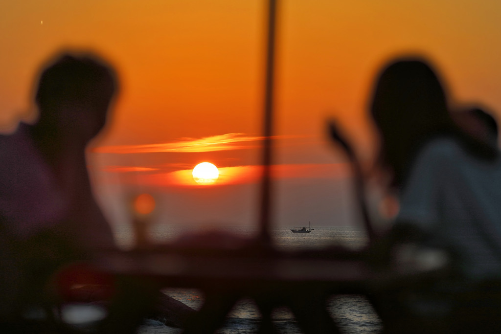 夕陽と船と飛行機雲