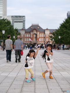 日本の中心ではしゃぐ田舎娘たち