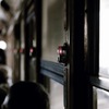 路面電車の中（ボタン押したい）