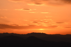 山に沈む夕陽