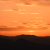 山に沈む夕陽