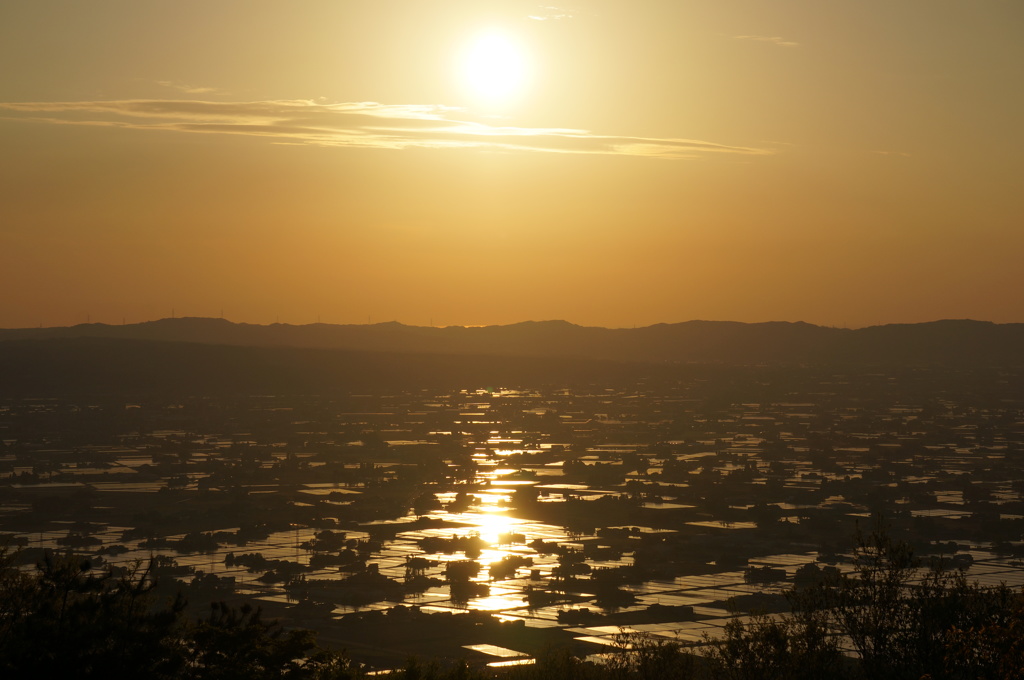 夕日に照らされる散居村2