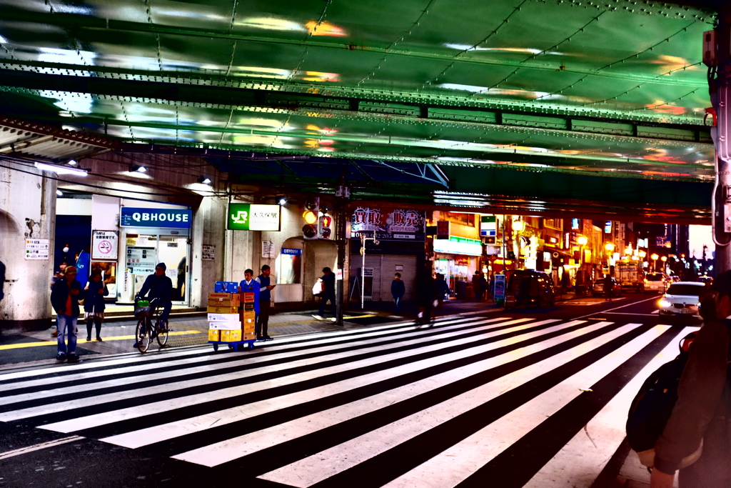 大久保駅、横断歩道