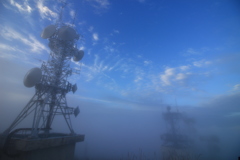 朝靄と鉄塔