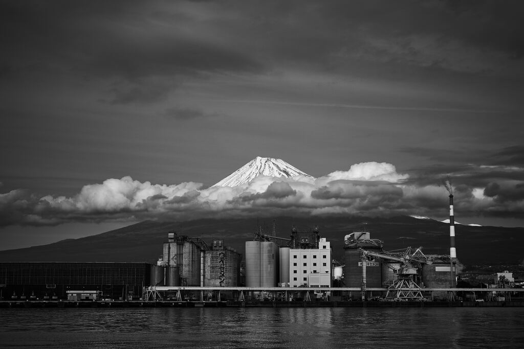田子の浦港から見る富士山