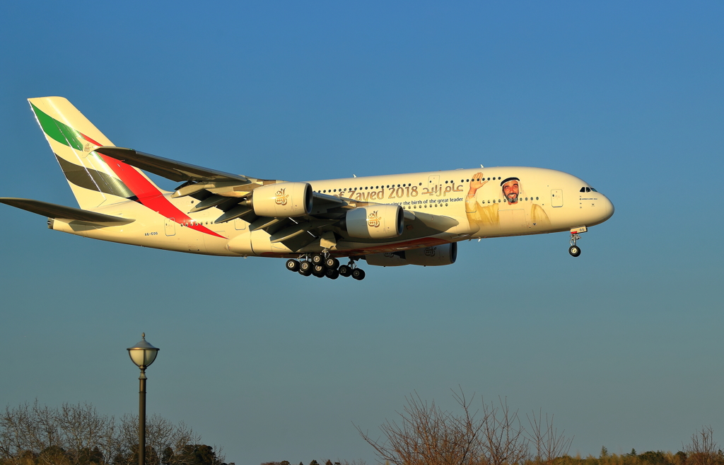 エミレーツ航空 A380　何だかおっさんが乗ってるね初代国王です。