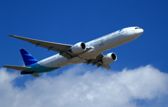 　ガルーダ・インドネシア航空 777-300　雲に乗って上昇