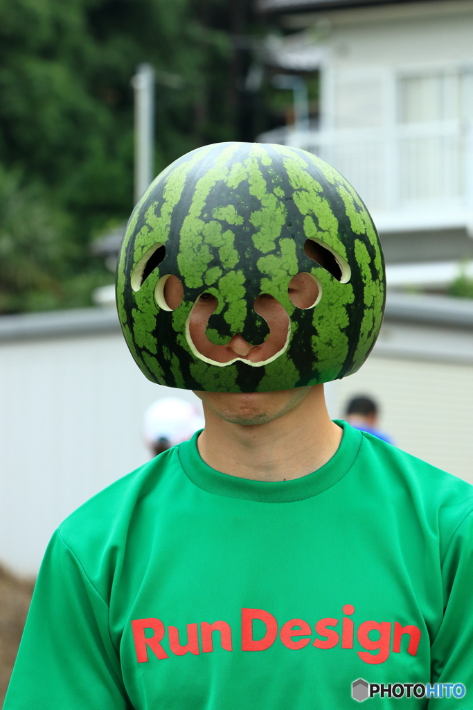 本物のスイカをくりぬいて仮面に良くやるね。