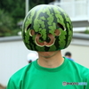 本物のスイカをくりぬいて仮面に良くやるね。