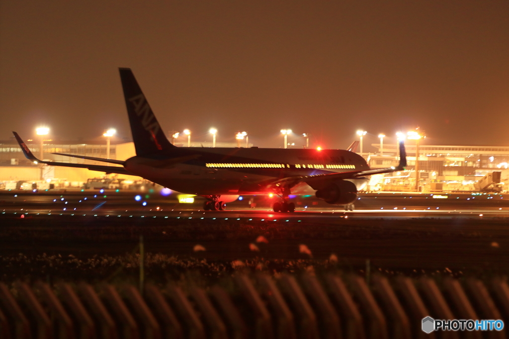 夜の成田空港　ANA