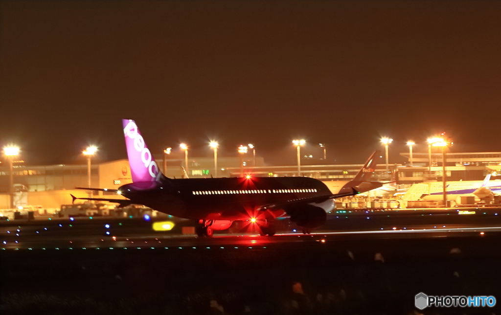 夜の成田空港ピーチ航空