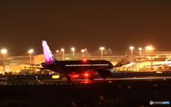 夜の成田空港ピーチ航空