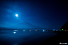 満月の山中湖