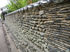 瓦と玉石を使った塀