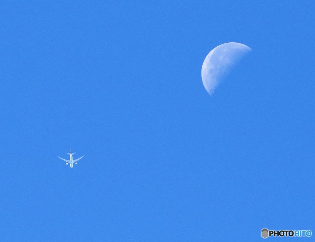 月に飛行機。