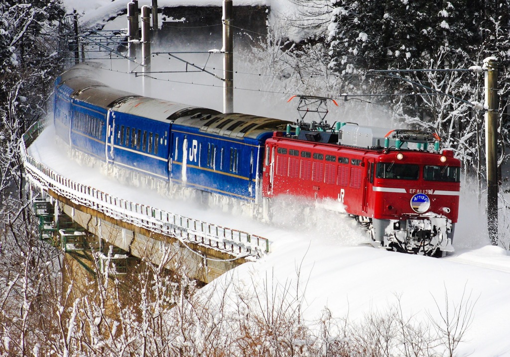 雪を蹴散らし走るあけぼの号