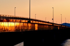 夕陽がギラリ