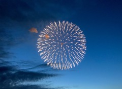 長岡花火 鎮魂の白菊から始まります