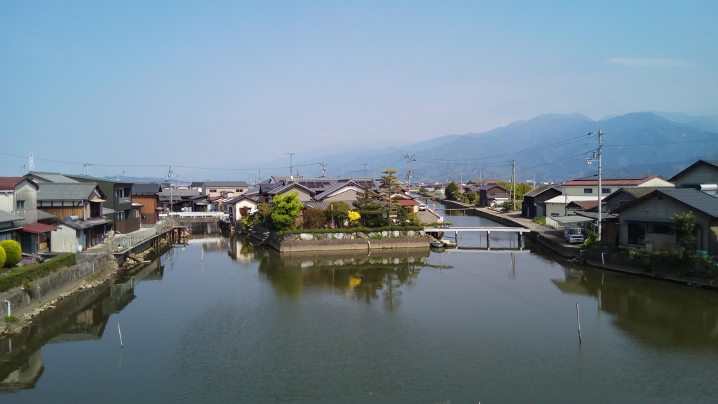 川に挟まれた家