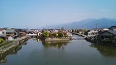 川に挟まれた家