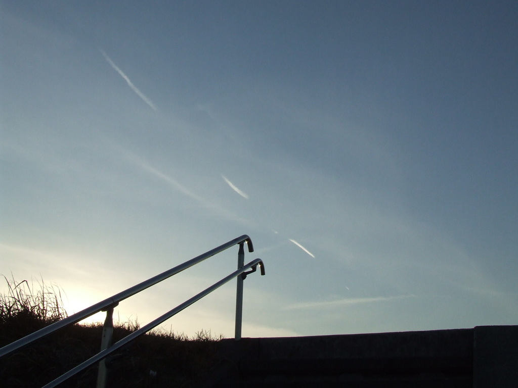 夕暮れの飛行機雲