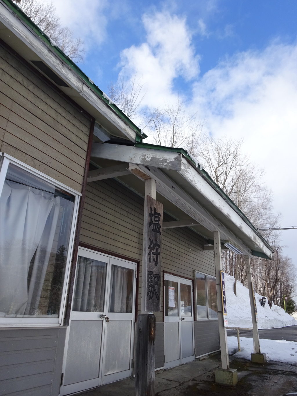 雪の塩狩駅