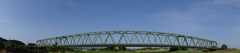 遠賀川にかかる橋梁と電車